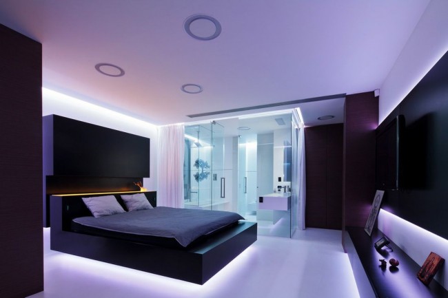 Уютная бело-пурпурная спальня убаюкивает неоновой подсветкой 