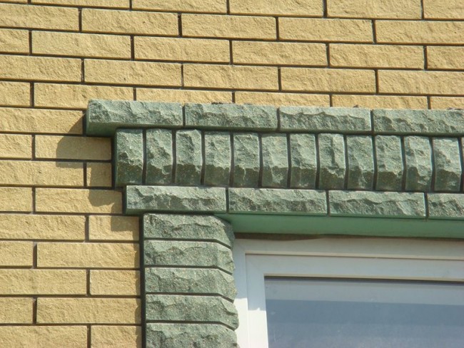 Фото 2. Пример обрамления окна отделочным кирпичом
