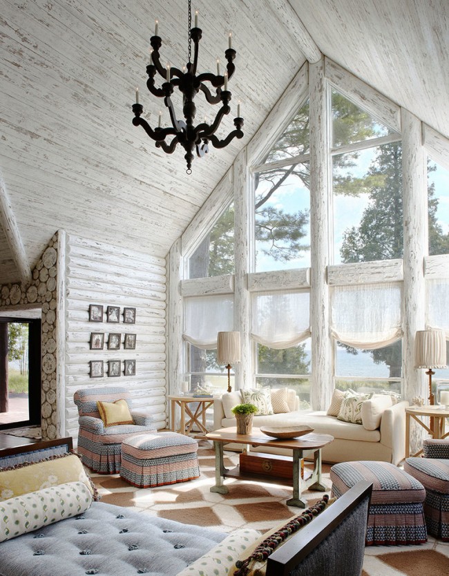 Красивый и очень стильный интерьер гостиной деревянного дома