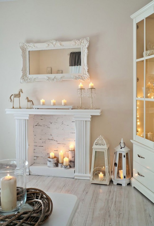 Фальш-камин, украшенный свечами, сделает вашу комнату неотразимой