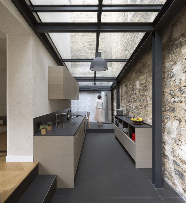 Кухня в стиле модерн с каменной стеной