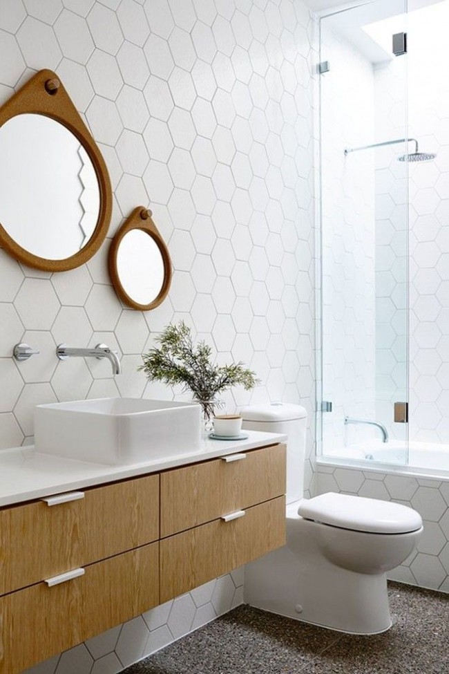 Современная ванная комната белого цвета с элементами из дерева