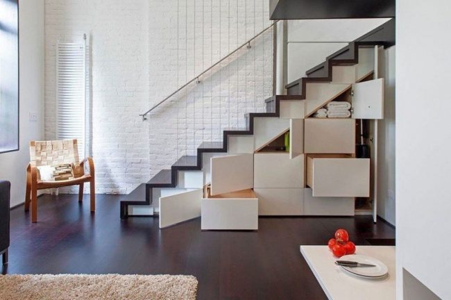 Грамотное расположение лестницы не будет красть пространство небольшой двухуровневой квартиры
