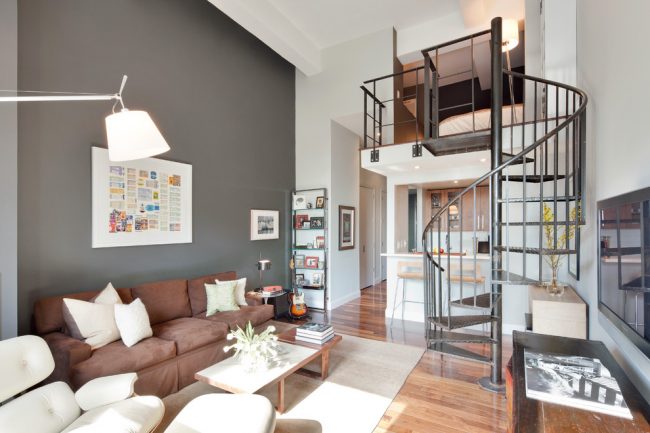 Гармоничное сочетание оттенков интерьера квартиры с графитовой винтовой лестницей