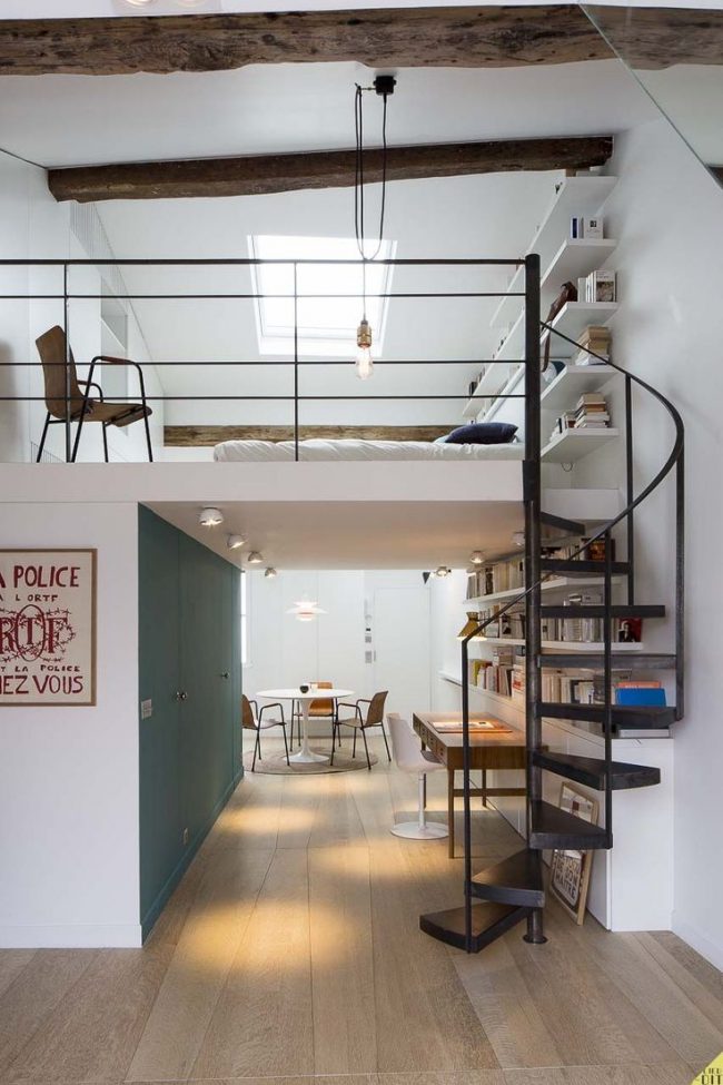 Винтовая лестница из металла для экономии пространства в небольшой квартире