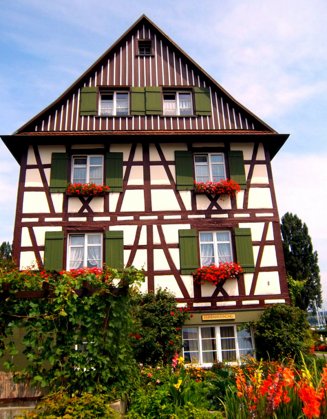Контрастный фасад немецкого дома