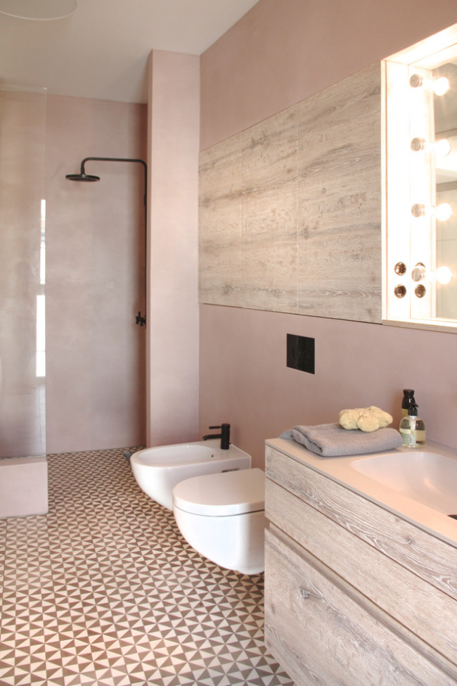 Уютная ванная комната, оформленная пастельных тонах