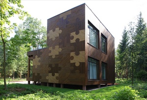 При оформлении фасада деревянного дома следует обратить внимание не только на красоту, но и на другие качества отделки