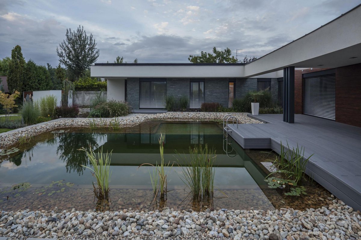 TOTH PROJECT, фасад частного дома, бассейн-озеро в частном доме, частный дом в Венгрии, современный дизайн интерьера, камень в дизайне интерьера фото