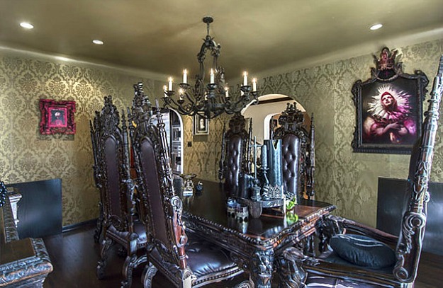 Фото: несколько кресел-тронов создадут уютный островок в вашей комнате