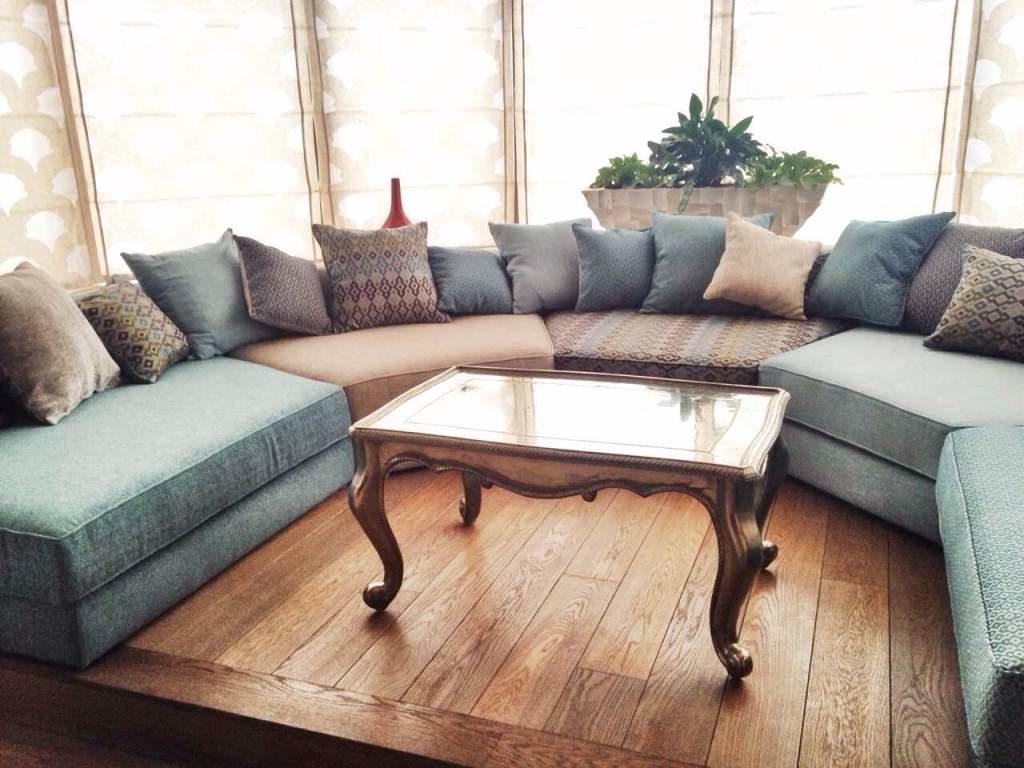 Стильный и изысканный эркерный диван украсит гостиную и сделает ее более комфортабельной