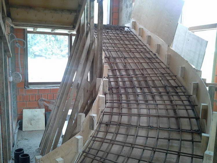 Заливаем лестницу из бетона