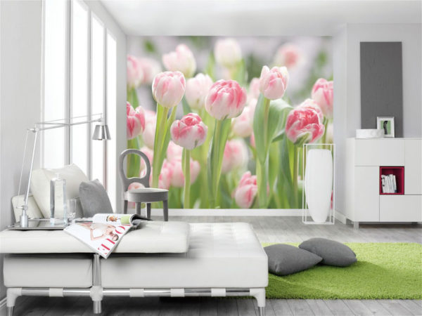 Розовые тюльпаны на 3д обоях в гостиной 