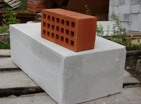 Как построить недорогой дом из пеноблоков
