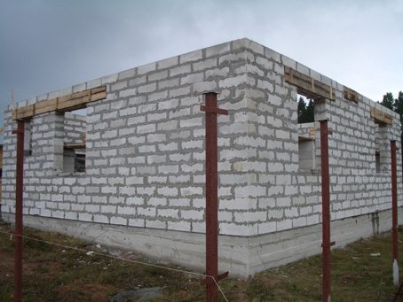 Как построить недорогой дом из пеноблоков