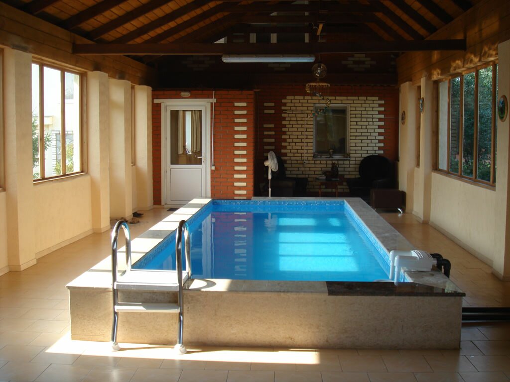 Перед строительством бассейна в доме сначала необходимо определиться с его размером, формой и местом размещения 