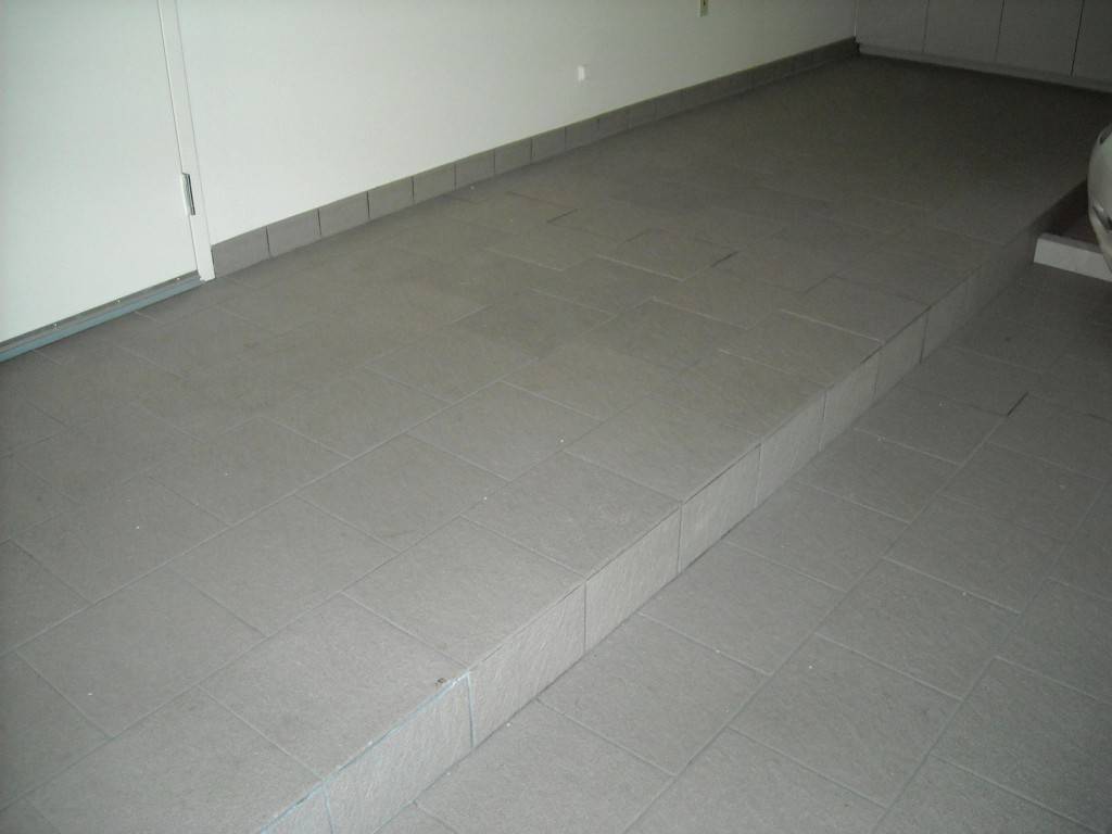 Покрытием для бетонного пола в гараже может служить даже качественная напольная плитка