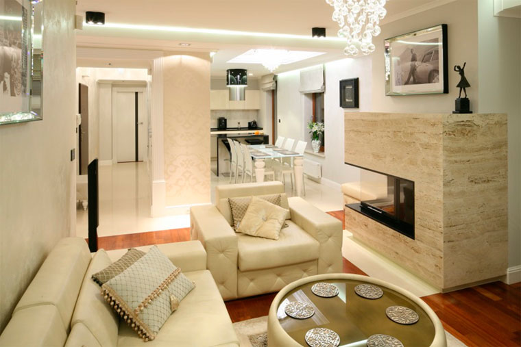 Дизайн гостиной в доме с камином