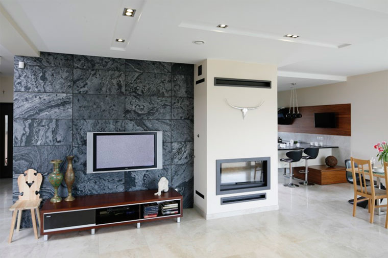 Дизайн гостиной в доме с камином – фото