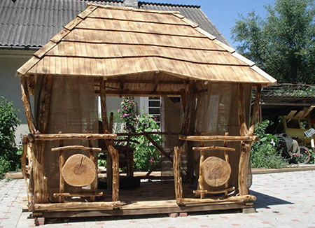Плетеный заборчик, украшения из дерева внутри – это основные характеристики украинского стиля при создании беседки