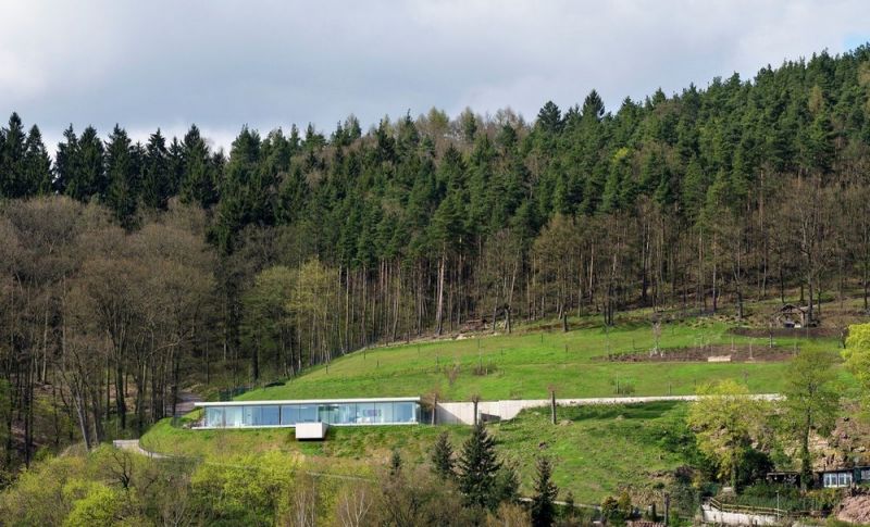 Вилла с бассейном среди природы в Германии