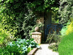 Создание иллюзии в крохотном саду: дверь в новый сад