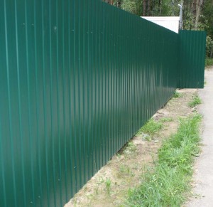 Металический забор зелёного цвета