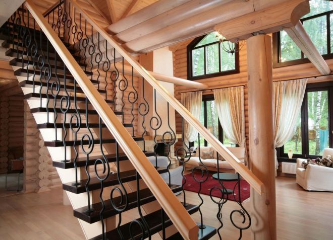 Лестница в гостиной деревянного дома