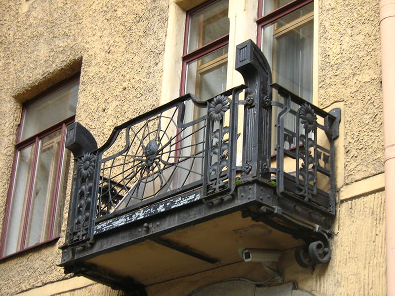 Природный орнамент в кованном ограждении балкона
