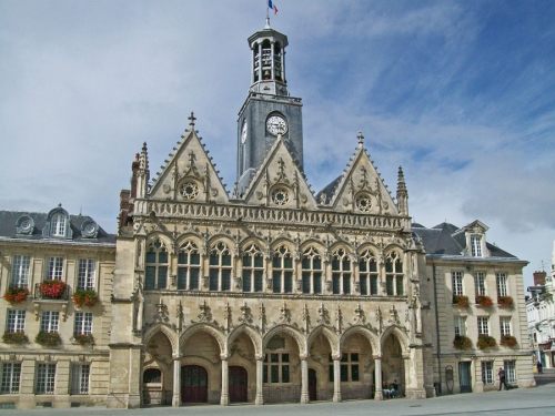 Ратуша в Сен-Кантене с богатым декором, башней по центру фасада, готический&nbsp; архитектурный стиль.
