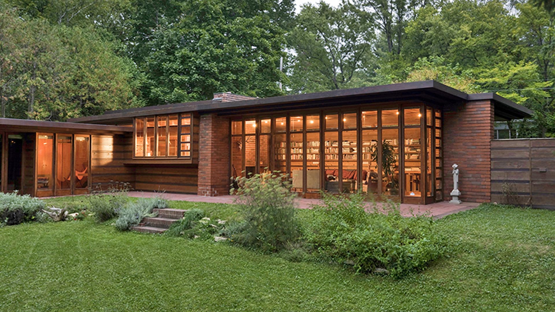 Одноэтажный дом с плоской крышей в Америке - никакой архитектуры - только цвет