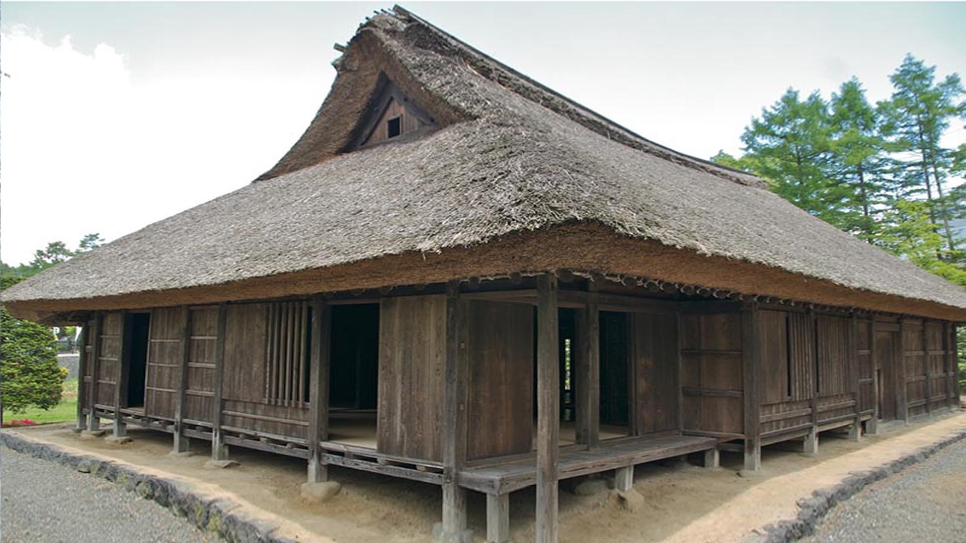 Старинный традиционный одноэтажный японский дом