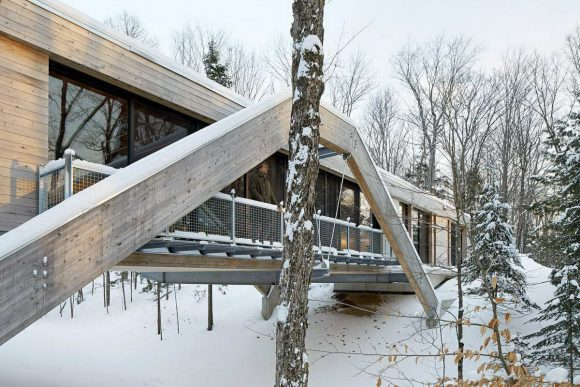 Деревянный дом-мост в Канаде