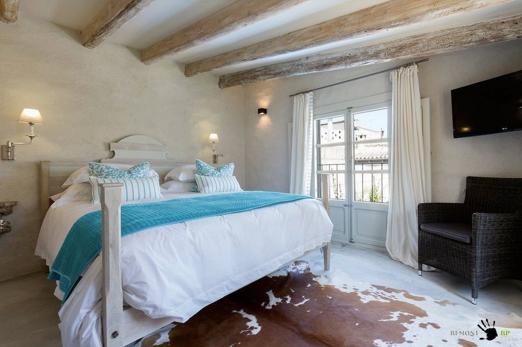 Спальня с потолочными балками