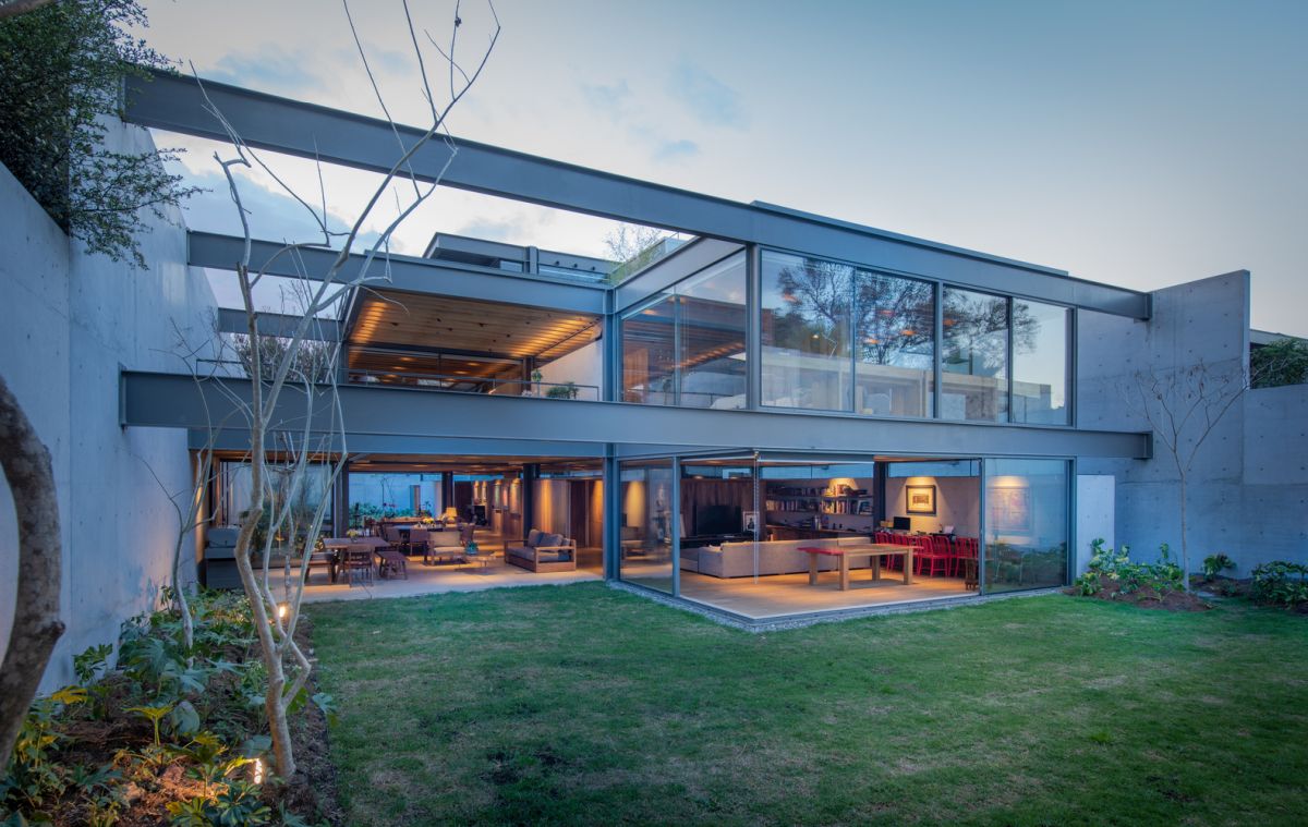 The fact that the metal structure is actually the facade of the house is definite unusual and gives this building a lot of character