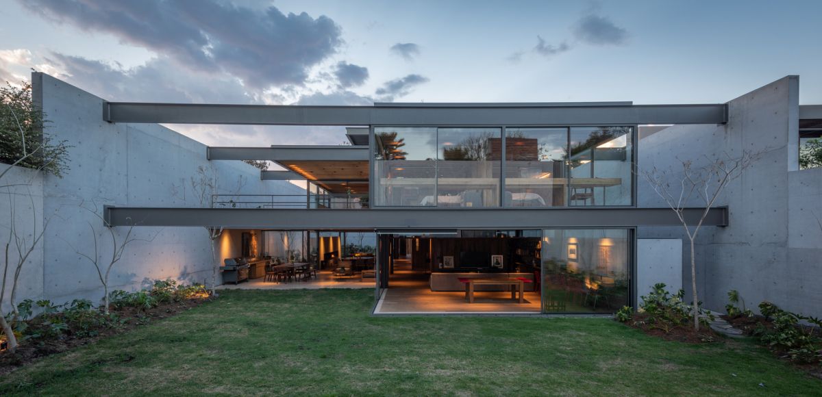 At the rear of the house the exposed metal structure becomes a focal point, contrasting with the surroundings