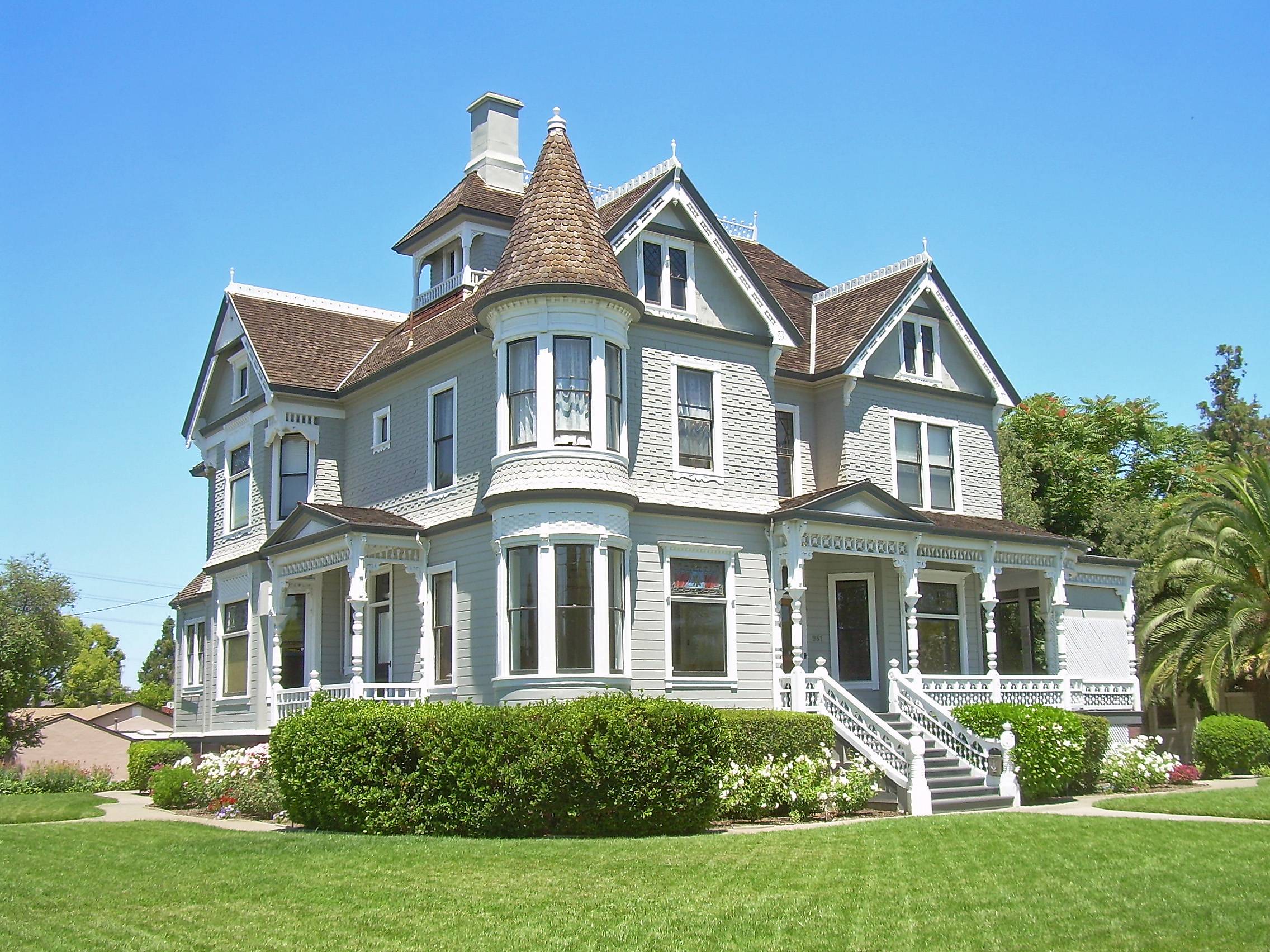 Домашнее три. Victorian House Style Англия. Викторианский стиль архитектурный стиль в Англии. Викторианские особняки США. Дом в стиле викторианском США.