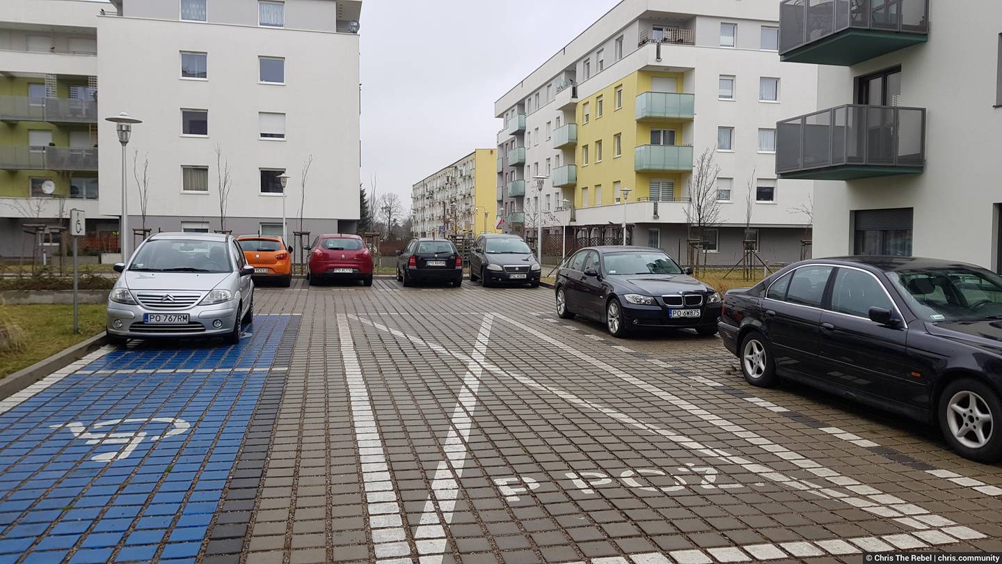 фото автомобильная парковка во дворе в Европе