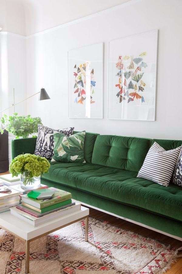 Зеленый бархатный диван в интерьере гостиной - фото