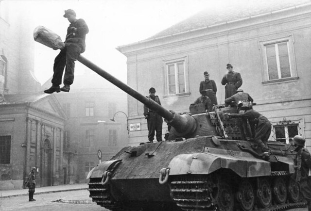 Тяжелый танк времен Второй Мировой Войны Tiger II производства MAN