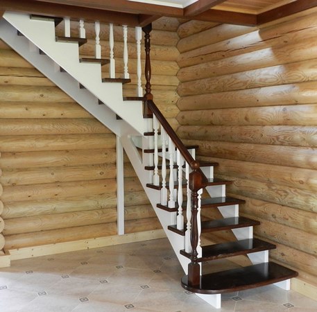 Красивая деревянная лестница украсит интерьер загородного дома
