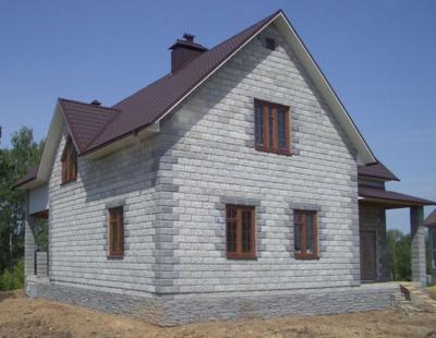 Dugi vijek trajanja kuće od pjenastih blokova objašnjava se dugim unutarnjim sazrijevanjem materijala.