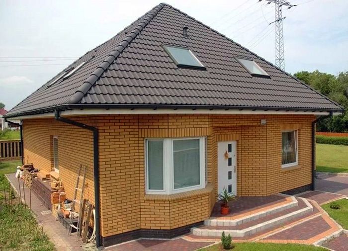 Фото одноэтажного кирпичного дома с мансардой