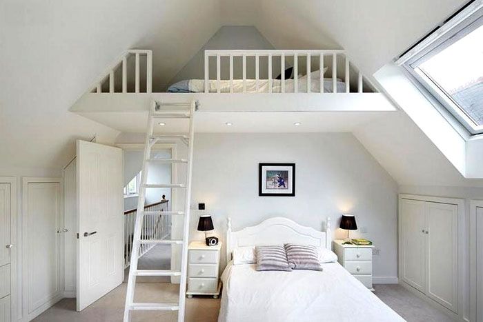 При достаточной высоте потолков можно создать двухуровневую спальню