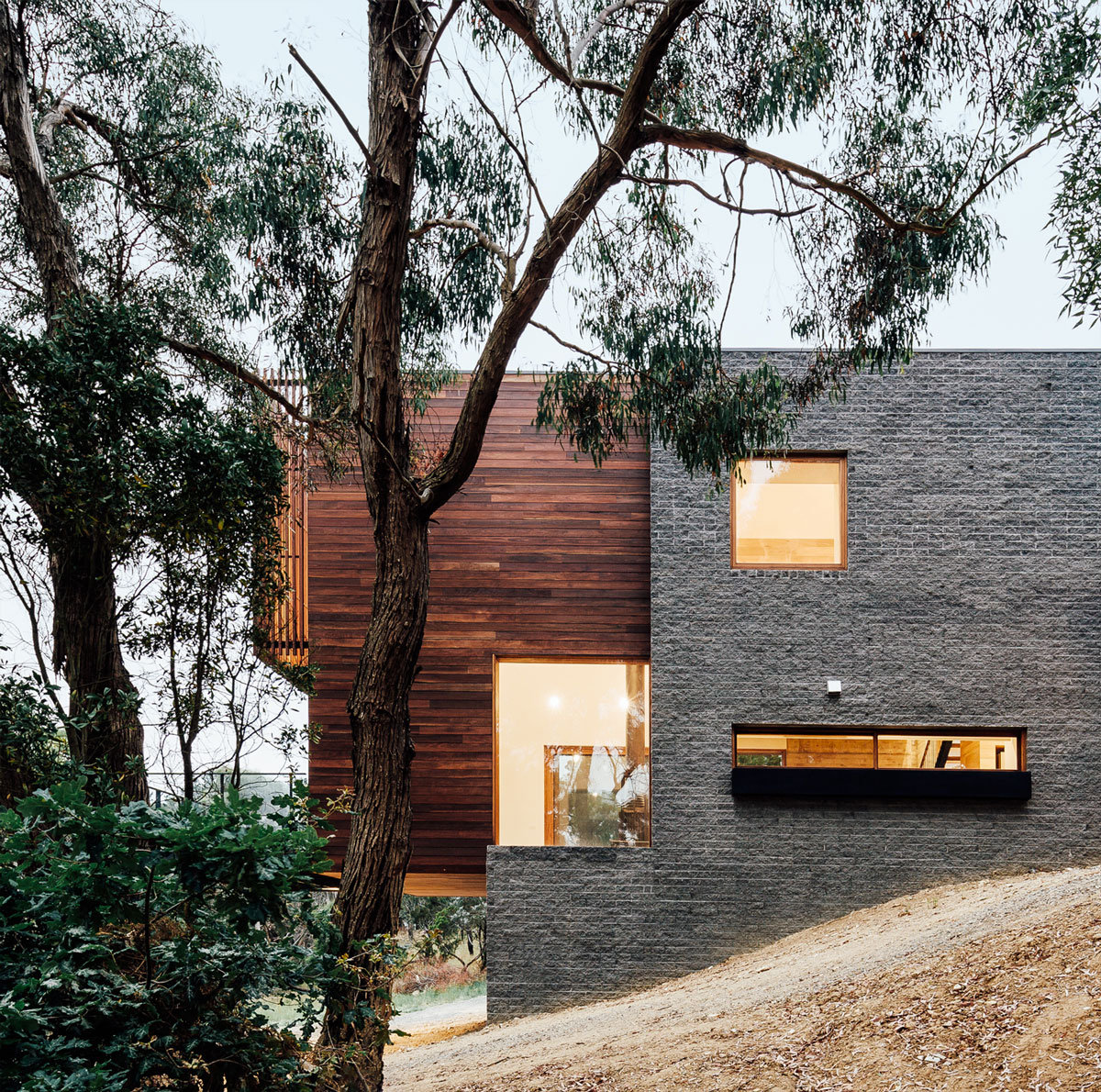 Moloney Architects, особняки в Австралии, частные дома Австралия, обзоры частных домов, фасад из камня фото, дом на склоне горы, дом с видом на город