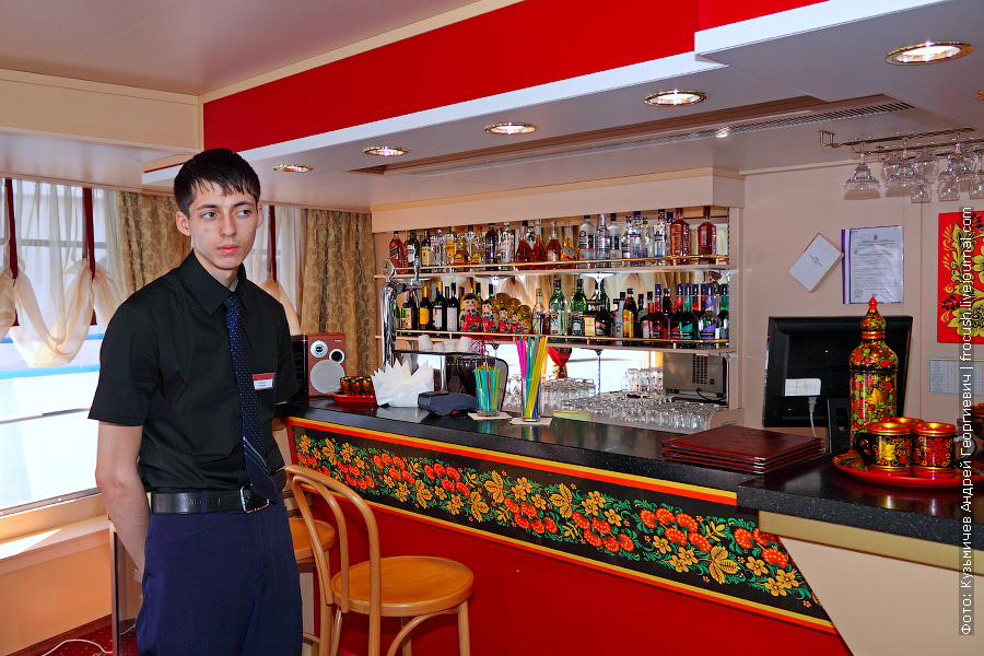 Малый бар в носовой части средней палубы теплохода «Русь»