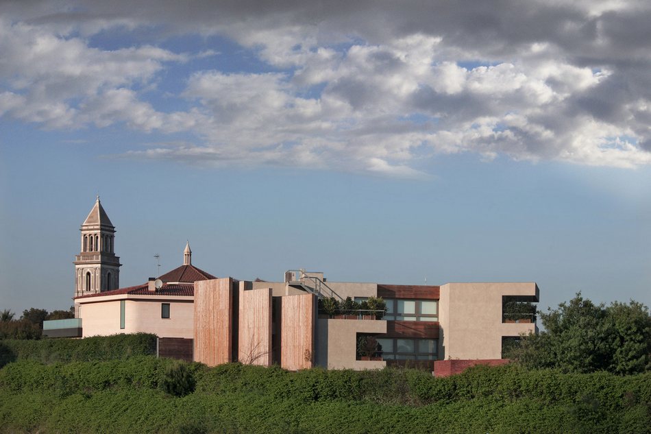 Трехэтажный особняк House Pedralbes неподалеку от Барселоны