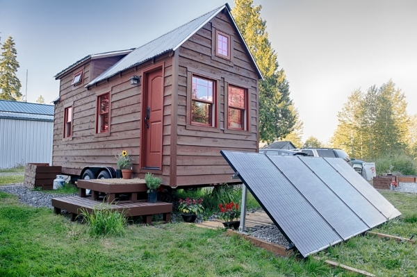 Маленький дом с солнечными батареями