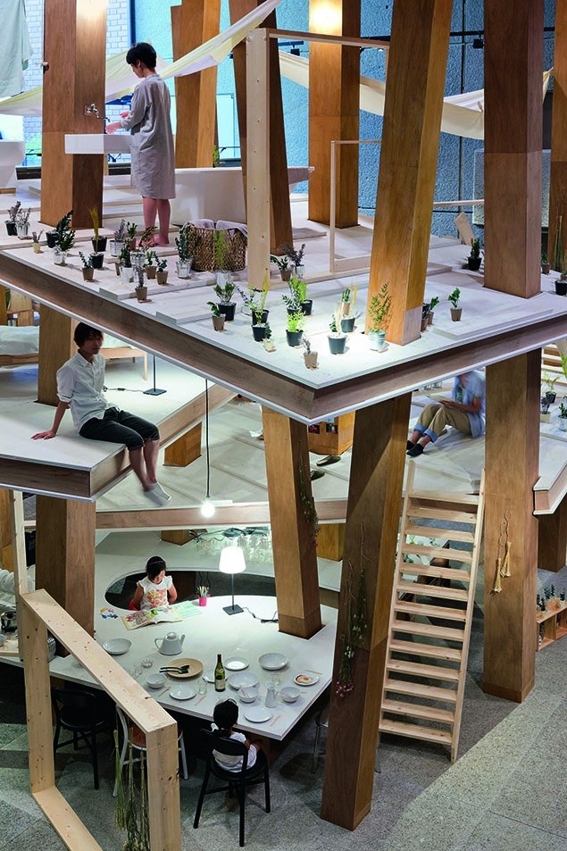 Многоуровневый дом со столбами от Suzuko Yamada Architects