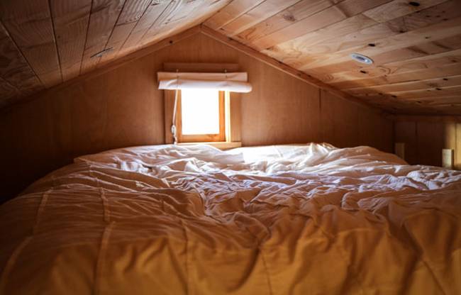 Спальня под потолком в очень маленьком доме